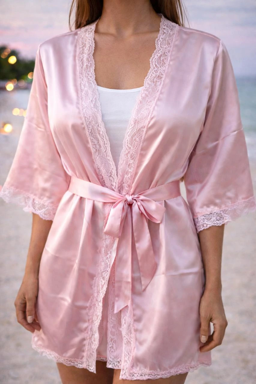 Kimono satiné rose & dentelle – ultra féminin – taille M – effet chic & cocoon